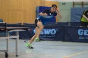 Fynn Albrecht, der den Topspin tanzt, beim Punktspiel in der Verbandsoberliga Nord zwischen SV Friedrichsort und TTC Mölln am 30.10.2021