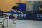 Fynn Albrecht, der den Topspin tanzt, beim Punktspiel in der Verbandsoberliga Nord zwischen SV Friedrichsort und TTC Mölln am 30.10.2021