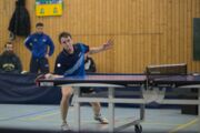 Niklas Munz beim Punktspiel in der Verbandsoberliga Nord zwischen SV Friedrichsort und TTC Mölln am 30.10.2021