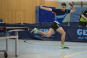 Fynn Albrecht, der den Topspin tanzt, beim Punktspiel in der Verbandsoberliga Nord zwischen SV Friedrichsort und TTC Mölln am 30.10.2021