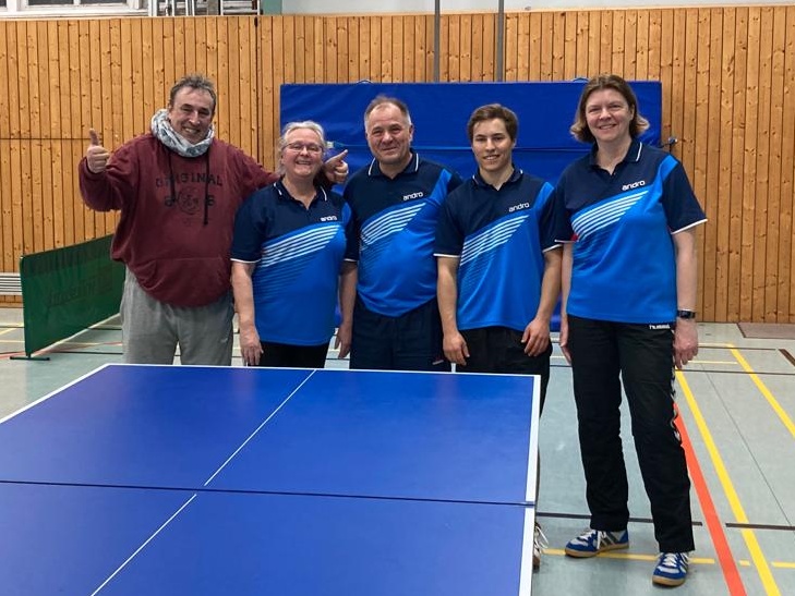 Die 7. SVF-Herren in der 5. Kreisklassen-Saison 2022 / 2023 (vlnr): Lutz Richter, Barbara Schultz, Sönke Bonatz (Ersatz), Josse Bonatz, Kerstin Richter (André Obst im Urlaub)